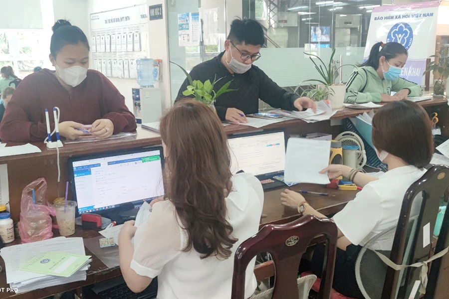 Người dân đến thực hiện các thủ tục liên quan đến BHXH ở TP.HCM. Ảnh: NGUYỄN HIỀN