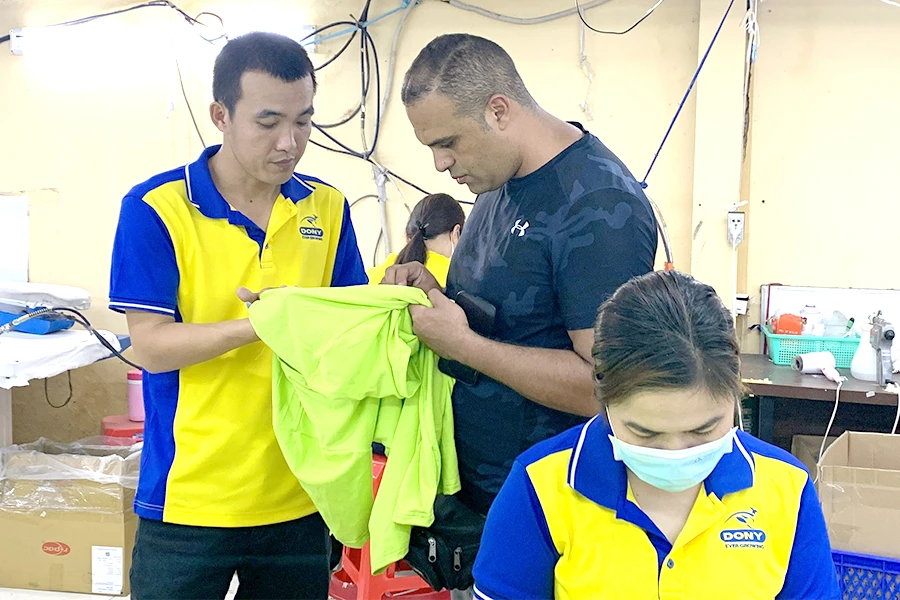 Các doanh nghiệp đang chật vật vì lãi suất cao trong khi đơn hàng sụt giảm. Ảnh: TL