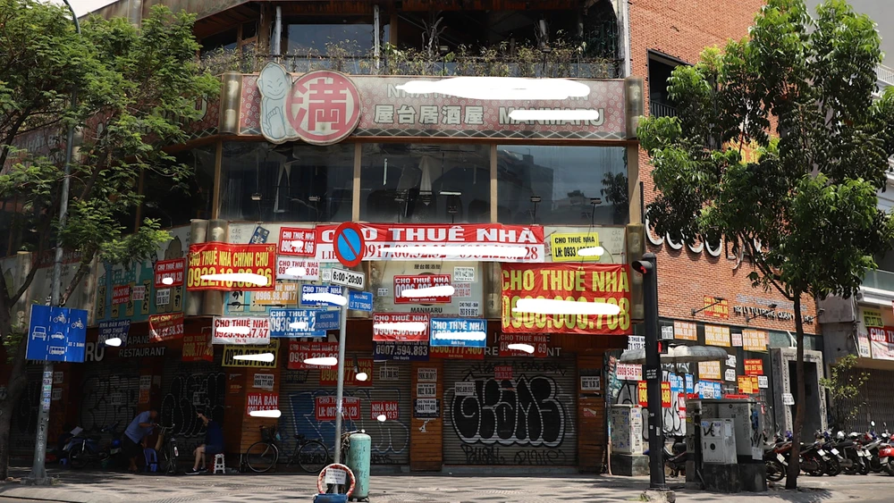 Hàng loạt mặt bằng đất vàng treo bảng cho thuê. Ảnh: MINH LONG