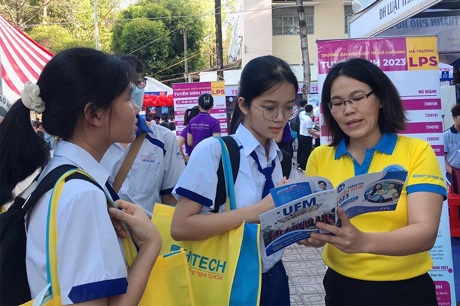 Thí sinh tìm hiểu thông tin tuyển sinh tại Trường ĐH Tài chính Marketing. Ảnh: NTCC