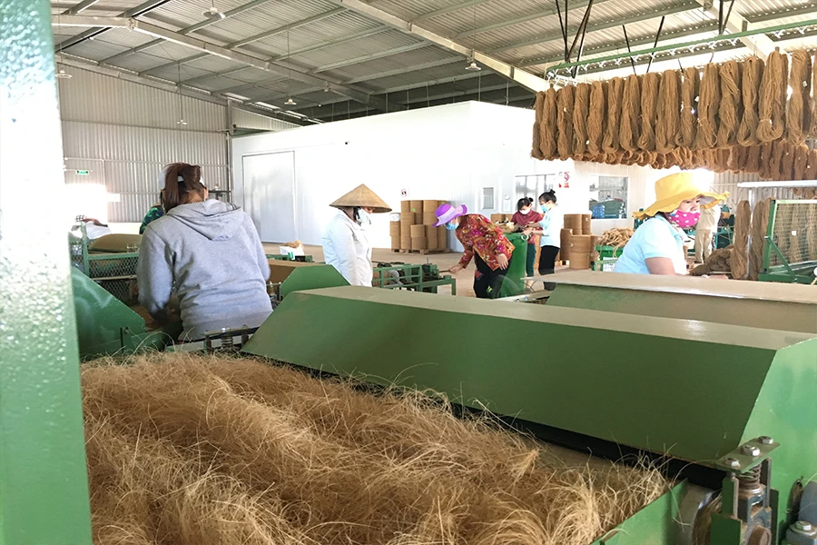 Nhiều mặt hàng xuất khẩu từ cây dừa Bến Tre đã được sản xuất theo tiêu chuẩn xanh. Ảnh: TU