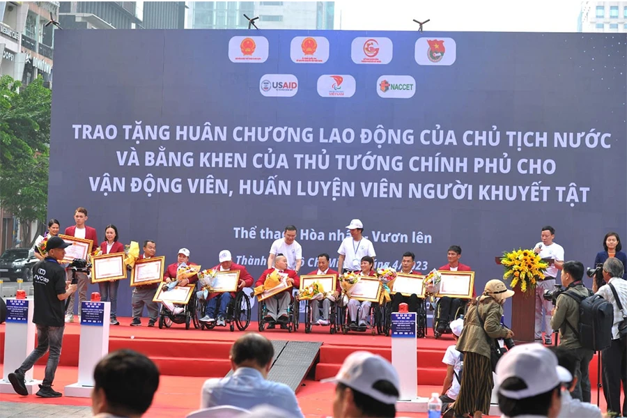 Trao tặng Huân chương Lao động hạng Ba của Chủ tịch nước và bằng khen của Thủ tướng Chính phủ cho các HLV, VĐV người khuyết tật. Ảnh: TCL