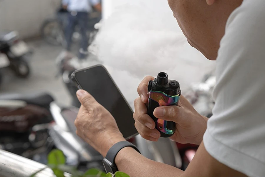 Nhiều ý kiến cho rằng cần quản lý ngay thuốc lá làm nóng theo luật hiện hành. Ảnh: MINH HOÀNG