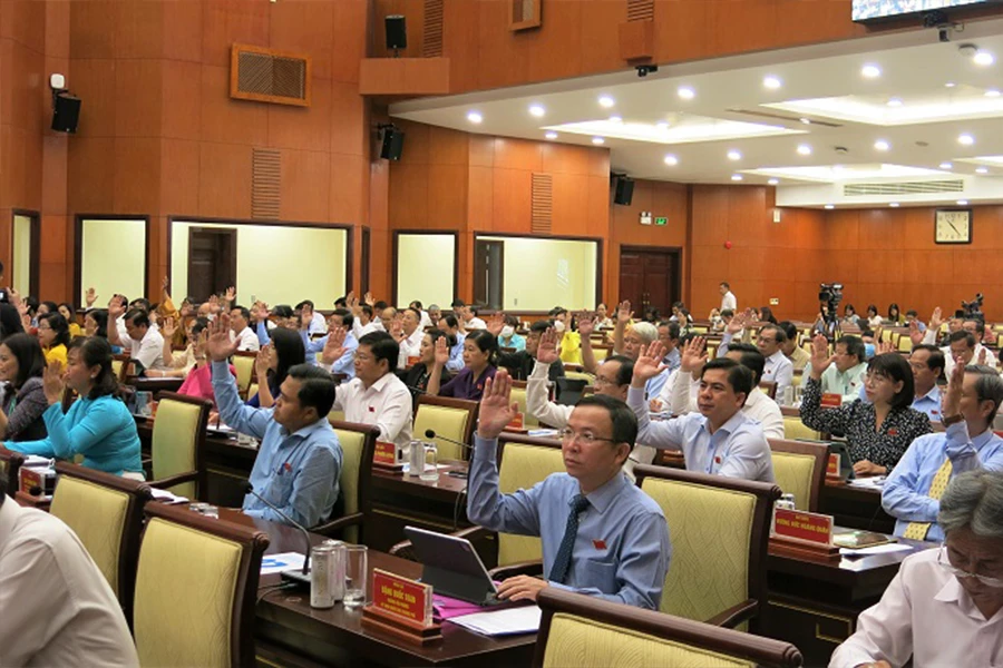 Các đại biểu biểu quyết thông qua các nghị quyết tại kỳ họp. Ảnh: Website UBND TP.HCM Các đại biểu biểu quyết thông qua các nghị quyết tại kỳ họp. Ảnh: Website UBND TP.HCM