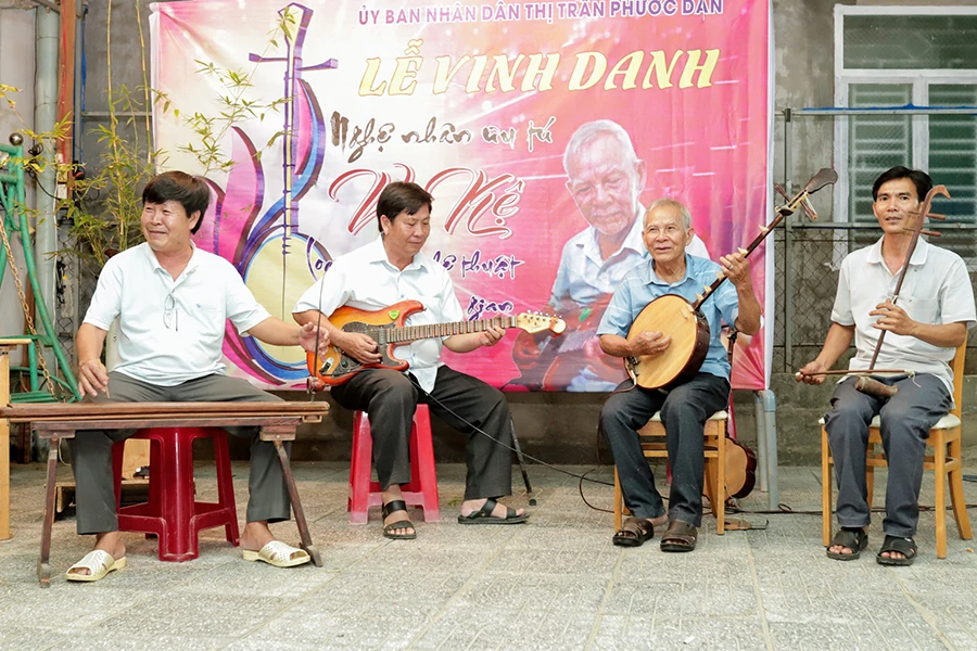 Nghệ nhân Võ Kệ được Sở VH-TT&amp;DL tỉnh Ninh Thuận khen thưởng trong đêm vinh danh nghệ thuật đờn ca tài tử. Ảnh: NÚI XANH