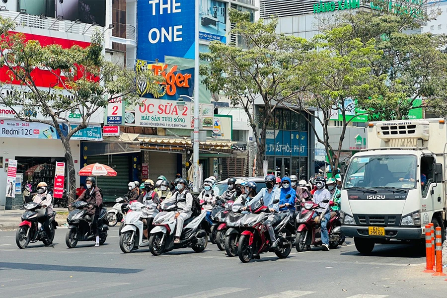 Những ngày qua TP.HCM và các tỉnh Nam Bộ nắng nóng gay gắt, nhất là vào buổi trưa. Ảnh: TRẦN MINH