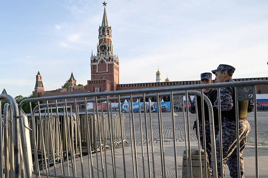 Lực lượng an ninh Nga tuần tra xung quanh điện Kremlin ngày 4-5. Ảnh: AFP