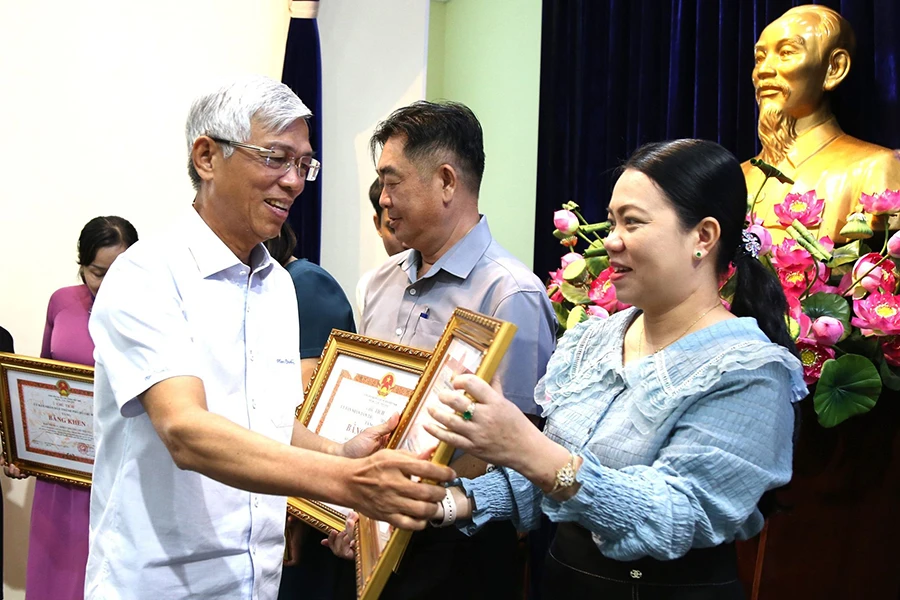 Phó Chủ tịch UBND TP.HCM Võ Văn Hoan trao bằng khen cho tập thể có thành tích xuất sắc trong việc phát hiện, giới thiệu những tấm gương thầm lặng mà cao cả. Ảnh: THANH TUYỀN