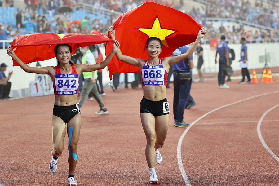 Dự báo bộ đôi VĐV điền kinh Việt Nam Nguyễn Thị Oanh - Hồng Lệ sẽ có cuộc cạnh tranh sòng phẳng trên đường chạy 10 km nữ. Ảnh: ANH PHƯƠNG Dự báo bộ đôi VĐV điền kinh Việt Nam Nguyễn Thị Oanh - Hồng Lệ sẽ có cuộc cạnh tranh sòng phẳng trên đường chạy 10 km nữ. Ảnh: ANH PHƯƠNG