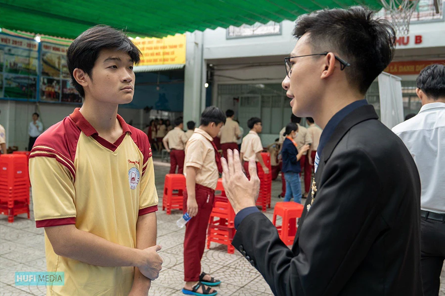 Thí sinh tìm hiểu thông tin xét tuyển vào các trường ĐH ở TP.HCM năm 2023. Ảnh: THÁI SƠN