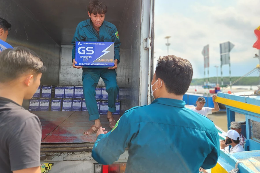 Quà tặng được ban tổ chức chuyển ra xã đảo Thạnh An để trao cho các ngư dân. Ảnh: TỰ SANG