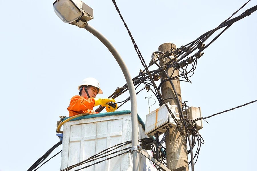 Ngành điện áp dụng công nghệ sửa chữa điện nóng để hạn chế tối đa gián đoạn cung cấp điện phục vụ người dân. Ảnh: EVN