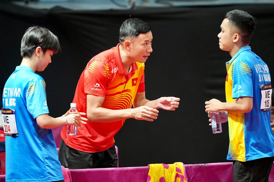 HLV Đinh Quang Linh góp ý cho Mai Ngọc và Anh Hoàng. Ảnh: Nhân vật cung cấp