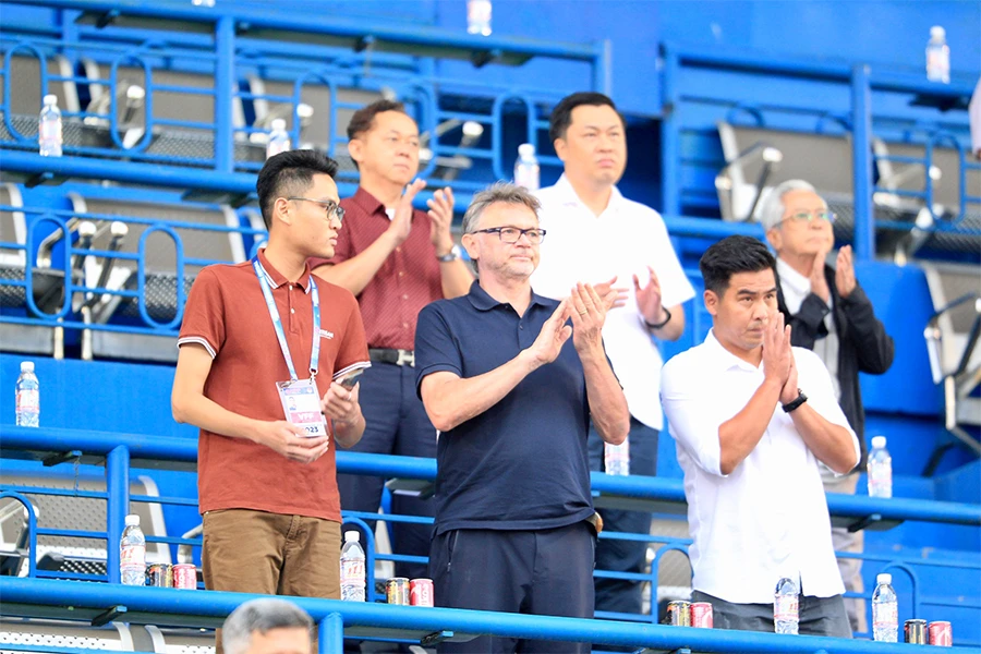 HLV Troussier cùng các trợ lý đi khắp các sân bóng để tìm kiếm và thẩm định phong độ của các cầu thủ. Ảnh: ANH PHƯƠNG