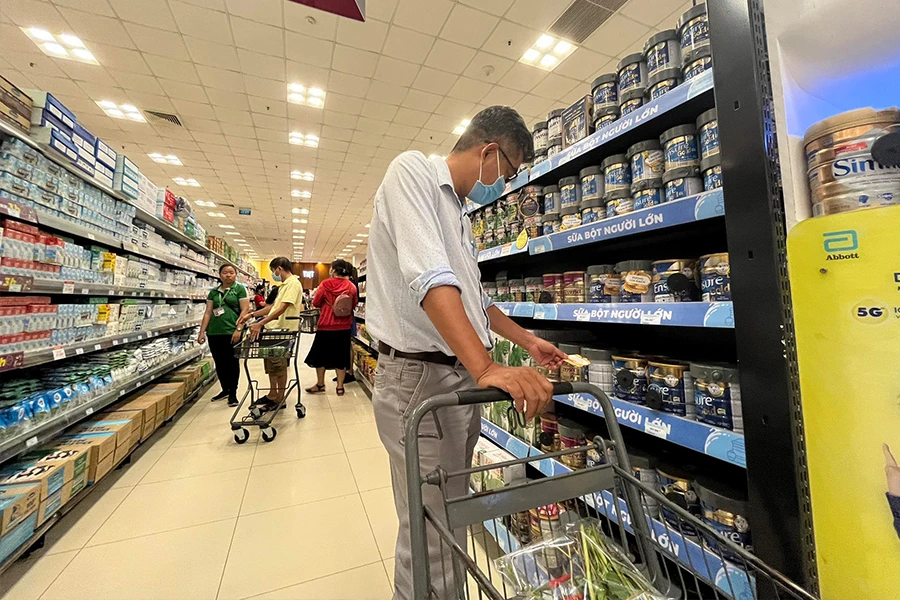 Nhiều ý kiến cho rằng cần có đánh giá cụ thể trước khi đưa sữa dành cho người cao tuổi vào danh mục bình ổn giá. Ảnh: T.UYÊN