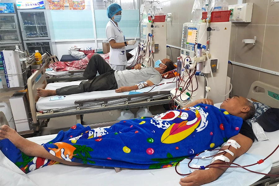 Bệnh nhân đang chạy thận nhân tạo tại BV quận 11, TP.HCM. Ảnh: TRẦN NGỌC
