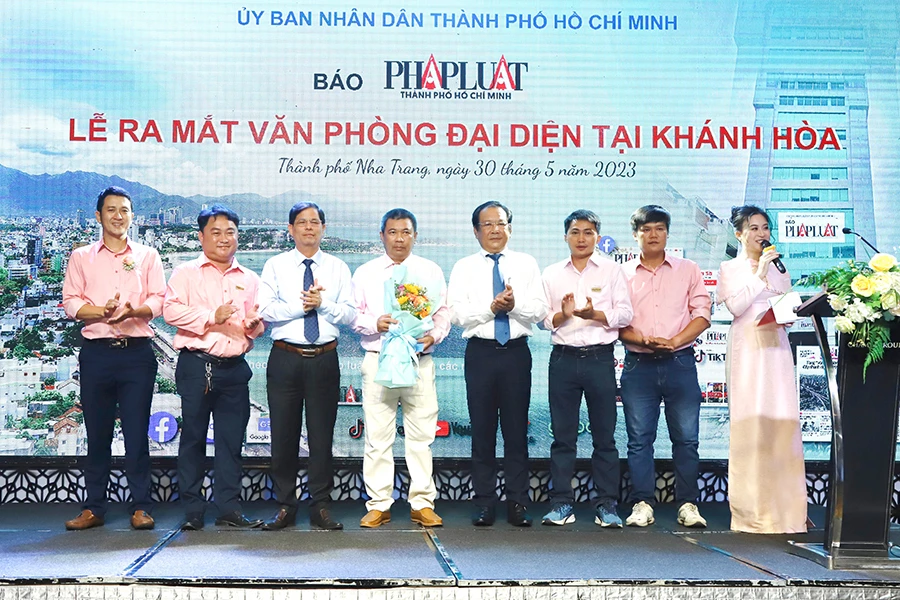 Ra mắt VPĐD báo Pháp Luật TP.HCM tại tỉnh Khánh Hòa. Ảnh: NÚI XANH Ra mắt VPĐD báo Pháp Luật TP.HCM tại tỉnh Khánh Hòa. Ảnh: NÚI XANH