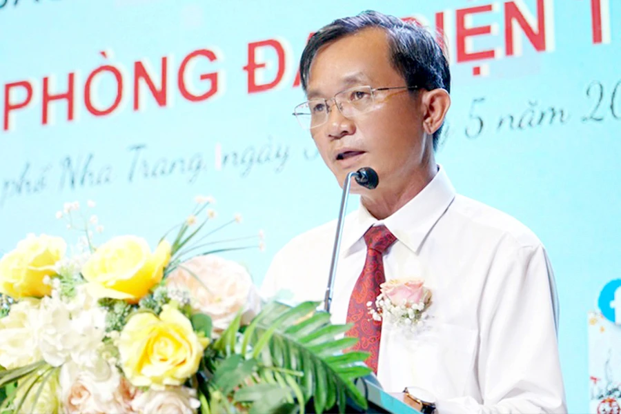 Nhà báo Nguyễn Đức Hiển, Phó Tổng biên tập thường trực báo Pháp Luật TP.HCM, phát biểu tại buổi lễ. Nhà báo Nguyễn Đức Hiển, Phó Tổng biên tập thường trực báo Pháp Luật TP.HCM, phát biểu tại buổi lễ.