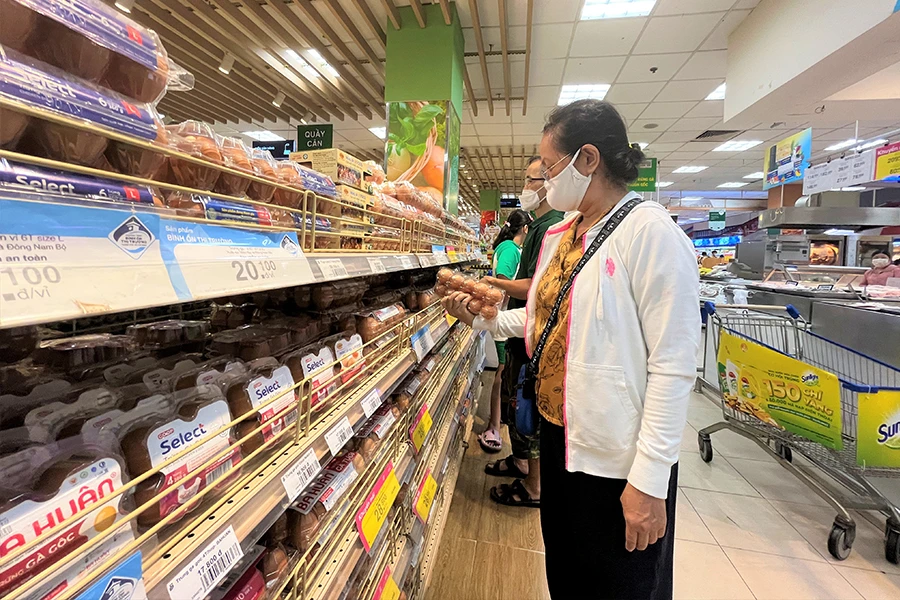 Trong bối cảnh kinh tế khó khăn, người tiêu dùng có xu hướng tăng chi tiêu cho các mặt hàng thiết yếu. Ảnh: T.UYÊN
