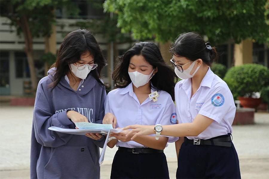 Thí sinh tham dự kỳ thi tuyển sinh vào lớp 10 tại TP.HCM ở điểm thi THPT Phú Nhuận, quận Phú Nhuận. Ảnh: HOÀNG GIANG