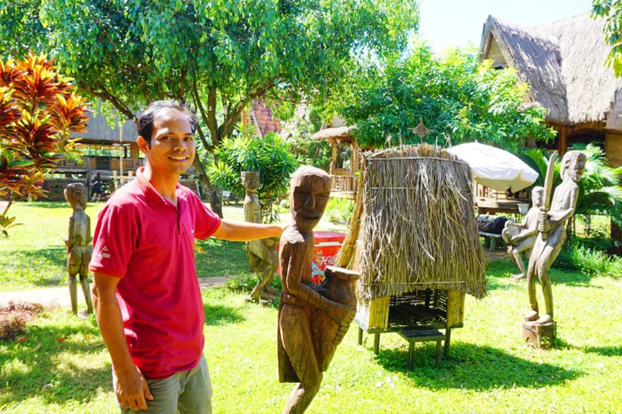 Plít và khuôn viên quán cơm lam gà nướng mang đậm nét truyền thống. Ảnh: LÊ KIẾN