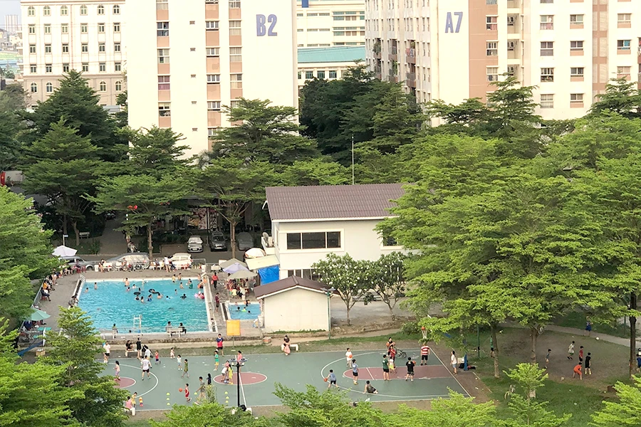 Sân chơi thể thao trong một khu nhà ở xã hội tại quận Bình Tân, TP.HCM. Ảnh: THU HÀ