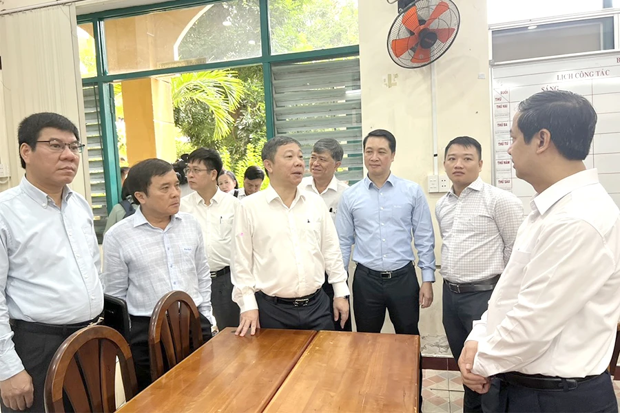 Phó Chủ tịch UBND TP.HCM Dương Anh Đức (thứ ba từ trái qua) báo cáo công tác chuẩn bị kỳ thi tốt nghiệp THPT với Bộ trưởng Bộ GD&amp;ĐT Nguyễn Kim Sơn (bìa phải). Ảnh: NGUYỄN QUYÊN