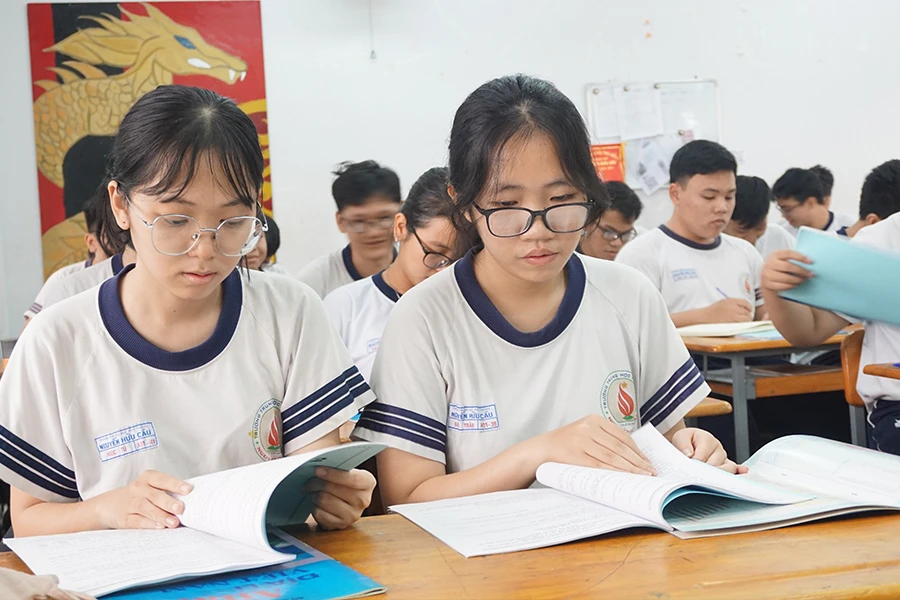 Bộ Công an cảnh báo việc phụ huynh và học sinh tìm mua thiết bị để gian lận. Trong ảnh: Học sinh lớp 12 Trường THPT Nguyễn Hữu Cầu, huyện Hóc Môn, TP.HCM trong một tiết ôn tập. Ảnh: N.QUYÊN