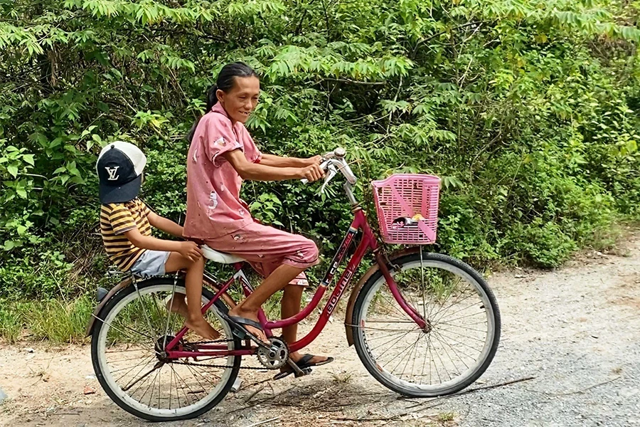 Gia đình này hằng ngày vẫn đi nhặt ve chai nhưng không đủ sống, phải nhờ thêm vào sự hỗ trợ của các nhà hảo tâm. Ảnh: HẢI HIẾU