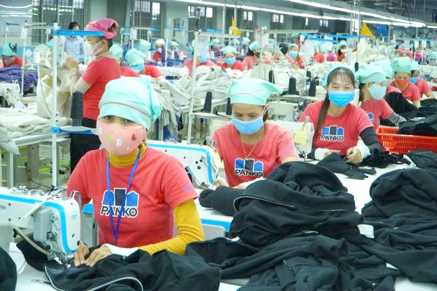 Lao động ngành dệt may làm việc ở một nhà máy.Ảnh: V.LONG
