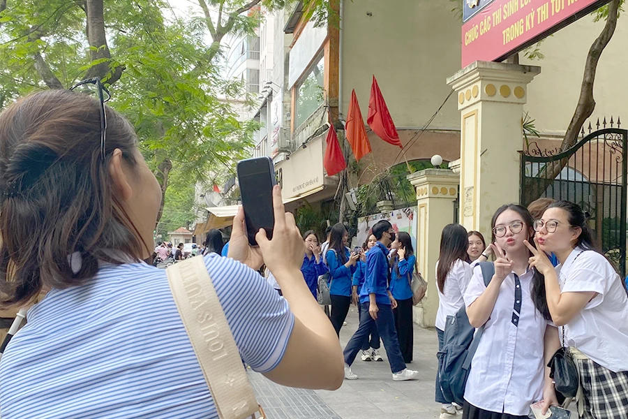 Thí sinh tạo dáng để lưu lại kỷ niệm mùa thi cuối của bậc học phổ thông. Ảnh: M.TRÚC