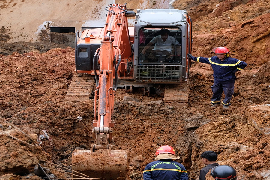 Cảnh sát tỉnh Lâm Đồng thực hiện việc cứu hộ. Ảnh: H.NGHĨA Cảnh sát tỉnh Lâm Đồng thực hiện việc cứu hộ. Ảnh: H.NGHĨA