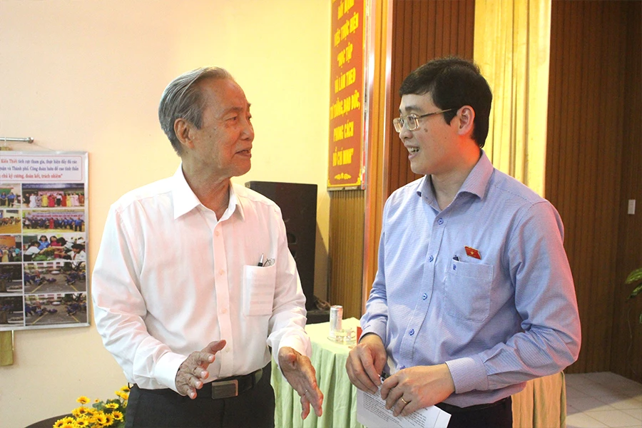Cử tri Nguyễn Hữu Châu (quận 3) trao đổi với đại biểu Quốc hội Đỗ Đức Hiển (Đoàn TP.HCM) trong một buổi tiếp xúc cử tri hồi tháng 5 vừa qua. Ảnh: LÊ THOA