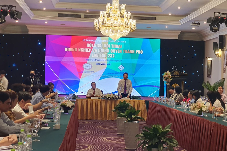 Quang cảnh buổi đối thoại. Ảnh: T.LINH