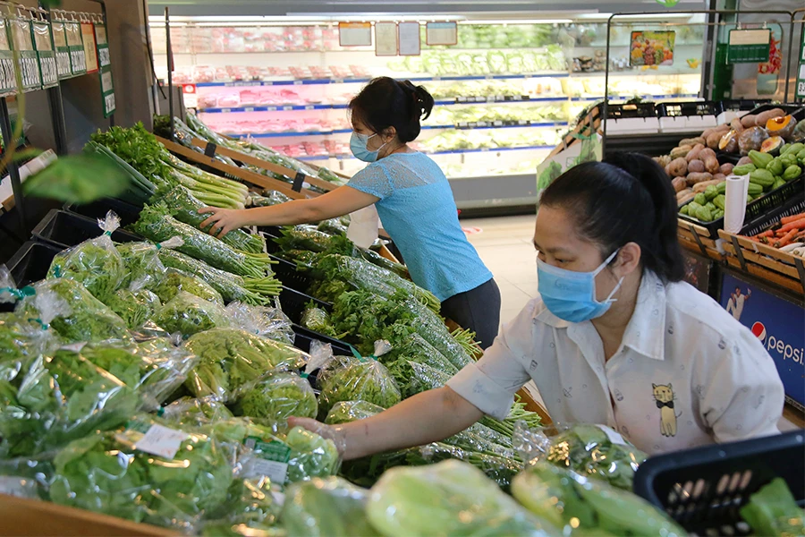 Thực tế hiện nay, mức lương tăng của người lao động không theo kịp mức giá tăng của hàng hóa. Ảnh: HOÀNG GIANG