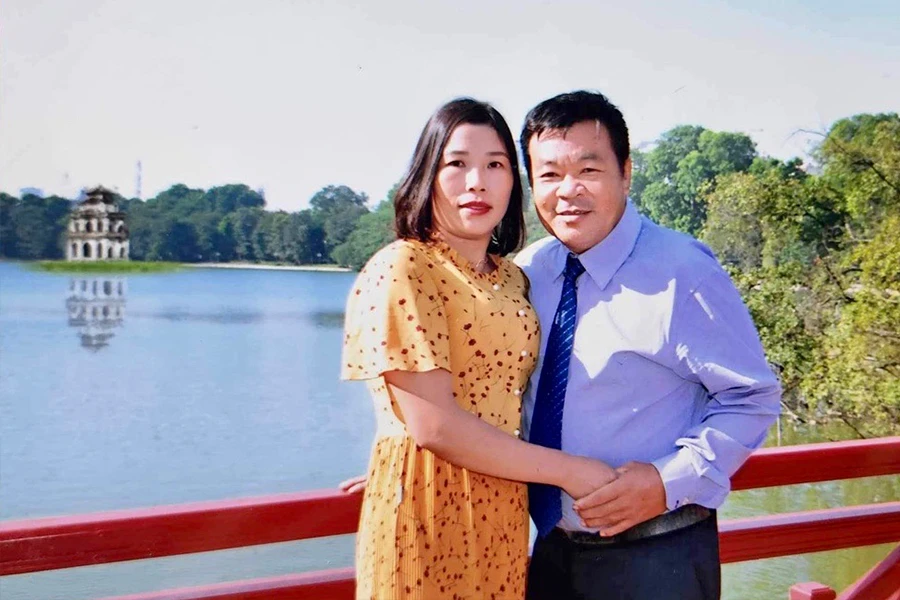 Vợ chồng anh Lê Công Hoan trong dịp ra Hà Nội tham dự chương trình “Hạnh phúc vầng trăng khuyết” năm 2022. Ảnh: NVCC