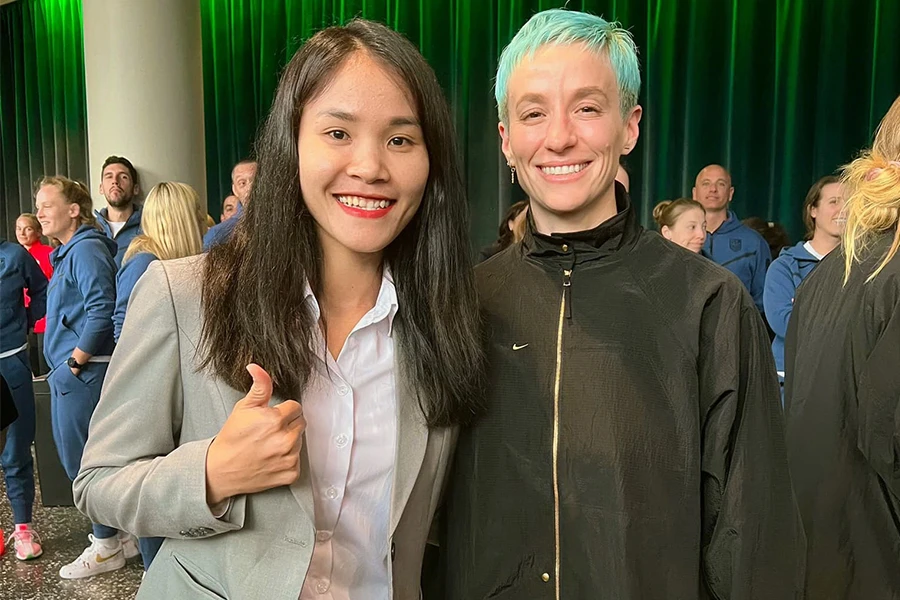 Chương Thị Kiều hạnh phúc chụp ảnh kỷ niệm với đội trưởng Megan Rapinoe của đội tuyển Mỹ. Ảnh: FBNV Chương Thị Kiều hạnh phúc chụp ảnh kỷ niệm với đội trưởng Megan Rapinoe của đội tuyển Mỹ. Ảnh: FBNV