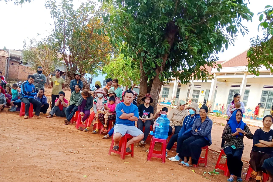 Người dân tham gia một vụ hòa giải ở làng Sur A. Ảnh: LÊ KIẾN