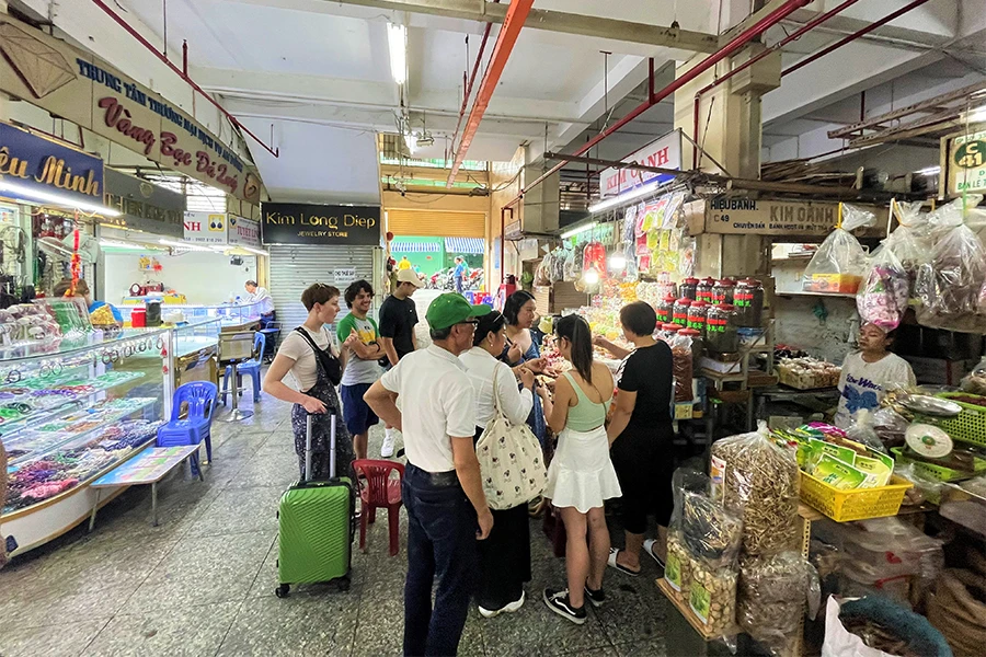 Khách du lịch mua sắm tại chợ An Đông, quận 5, TP.HCM. Ảnh: TÚ UYÊN Khách du lịch mua sắm tại chợ An Đông, quận 5, TP.HCM. Ảnh: TÚ UYÊN