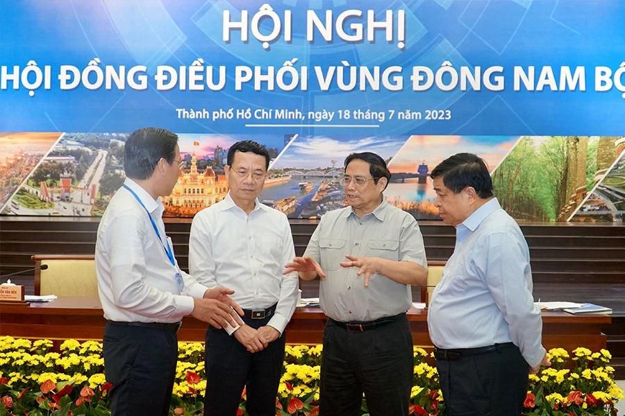 Thủ tướng Phạm Minh Chính trao đổi với các đại biểu bên lề hội nghị. Ảnh: BẢO PHƯƠNG Thủ tướng Phạm Minh Chính trao đổi với các đại biểu bên lề hội nghị. Ảnh: BẢO PHƯƠNG