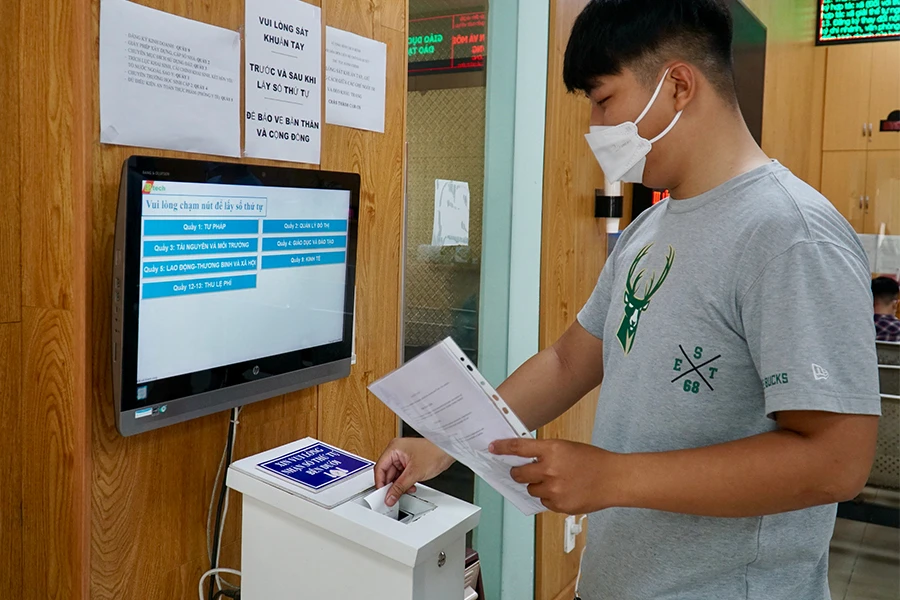 Người dân làm thủ tục tại huyện Củ Chi. Ảnh: VÕ THƠ