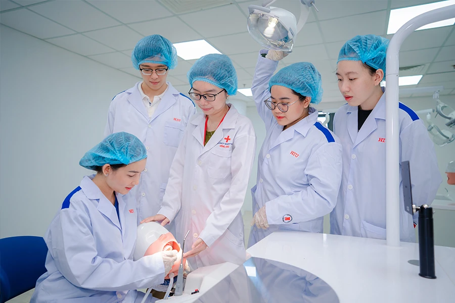 Sinh viên ngành răng hàm mặt của Trường ĐH Quốc tế Hồng Bàng trong giờ học thực hành. Ảnh: THÚY HUYỀN