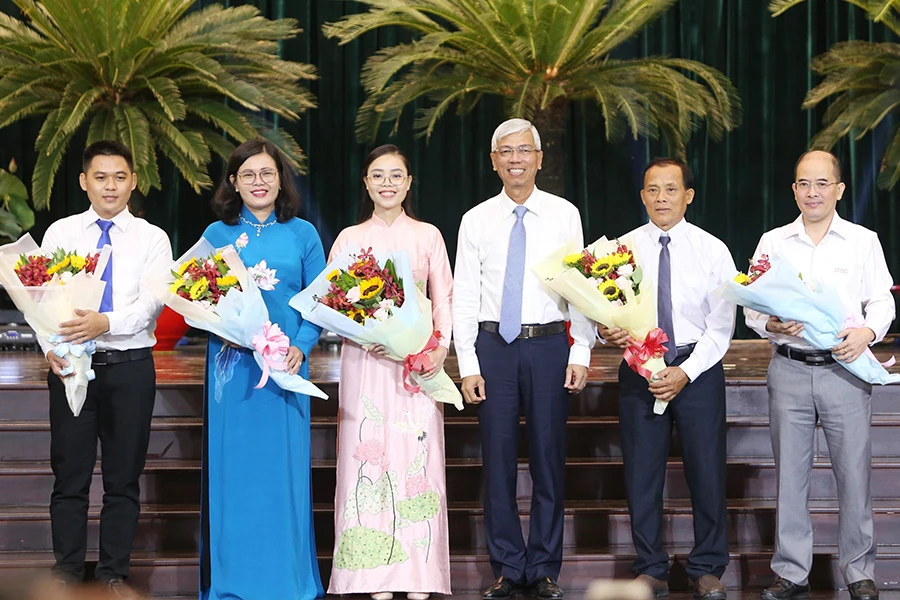 Phó Chủ tịch UBND TP.HCM Võ Văn Hoan tặng hoa cho các cá nhân điển hình đã giao lưu tại hội nghị. Ảnh: HÀ THƯ