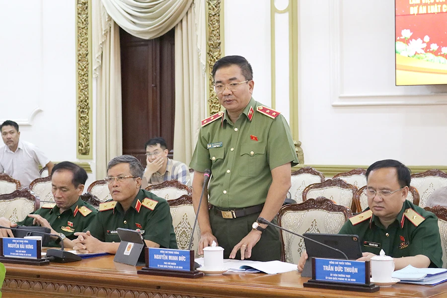 Phó Chủ nhiệm Ủy ban Quốc phòng và An ninh, Trung tướng Nguyễn Minh Đức dẫn đầu đoàn khảo sát làm việc với UBND TP.HCM. Ảnh: THANH TUYỀN Phó Chủ nhiệm Ủy ban Quốc phòng và An ninh, Trung tướng Nguyễn Minh Đức dẫn đầu đoàn khảo sát làm việc với UBND TP.HCM. Ảnh: THANH TUYỀN