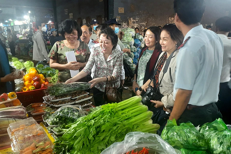 Ban quản lý An toàn thực phẩm TP.HCM giám sát rau củ kinh doanh tại chợ đầu mối Thủ Đức. Ảnh: TRẦN NGỌC