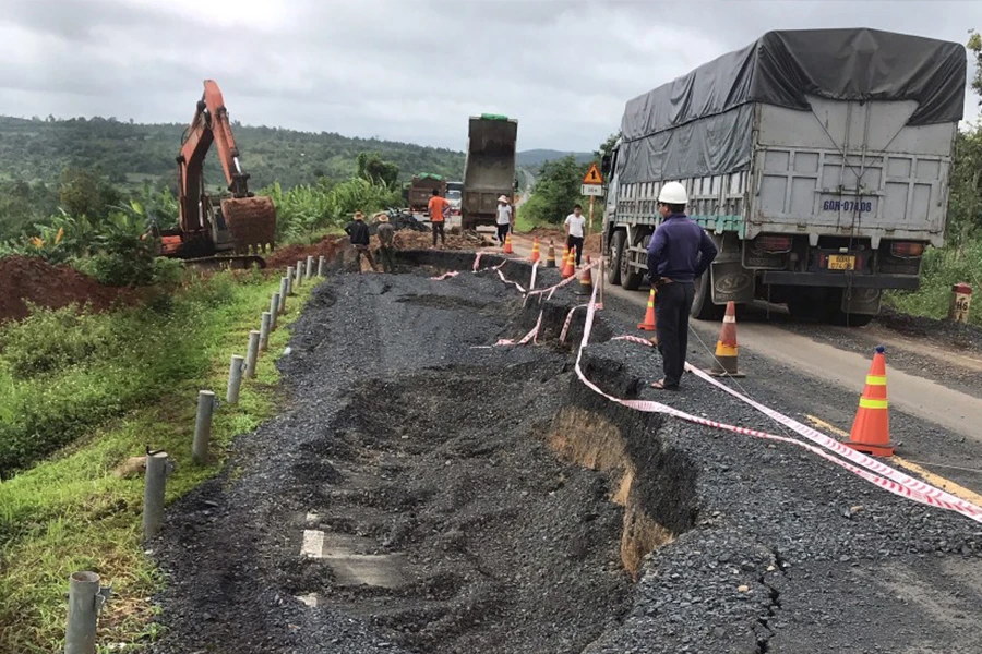 Tuyến tránh trung tâm thị trấn Ea Drăng bị hư hỏng nặng. Ảnh: TX