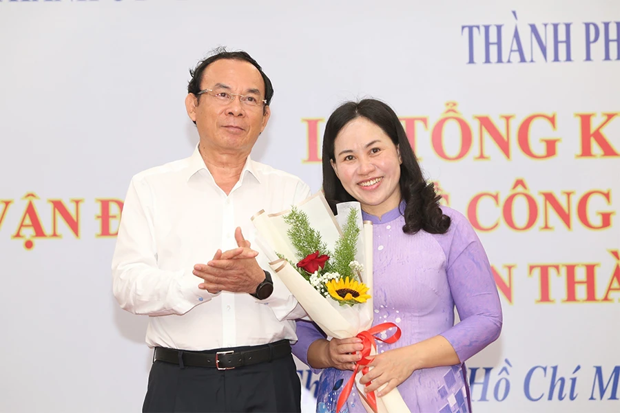 Bí thư Thành ủy TP.HCM Nguyễn Văn Nên tặng hoa chúc mừng PGS-TS Phạm Thị Dung, Trưởng đoàn công tác Trường ĐH Y Dược Thái Bình. Ảnh: NT