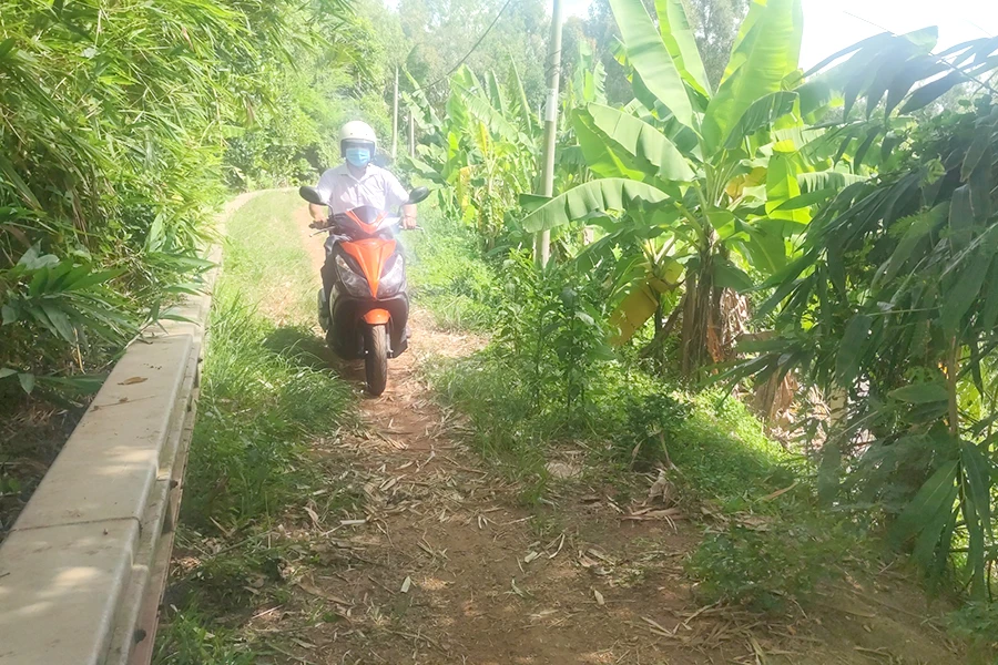 Người dân trong hẻm 14 đường Ụ Ghe mong muốn được nâng cấp, sửa chữa hẻm, tạo thuận lợi an toàn cho việc đi lại. Ảnh: NGUYỄN HIỀN