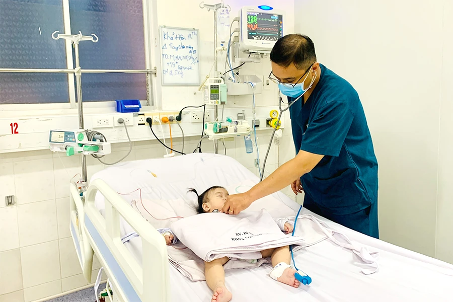 Một bệnh nhi mắc bệnh tay-chân-miệng đang điều trị tại BV Bệnh nhiệt đới TP.HCM. Ảnh: THẢO PHƯƠNG