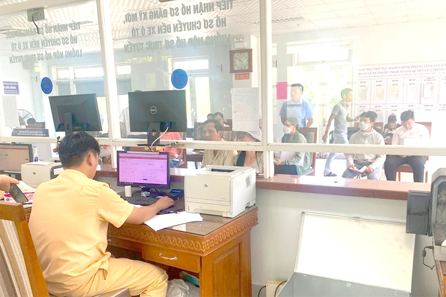 Làm thủ tục thu hồi đăng ký, biển số xe tại Đội Đăng ký xe thuộc Phòng CSGT TP Đà Nẵng ngày 15-8. Ảnh: HẢI HIẾU